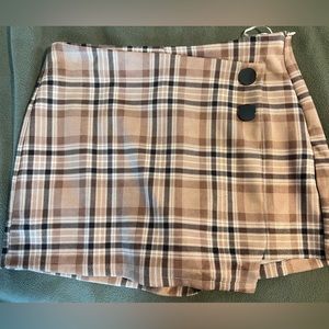 Plaid Skort- tan - medium- new without tags